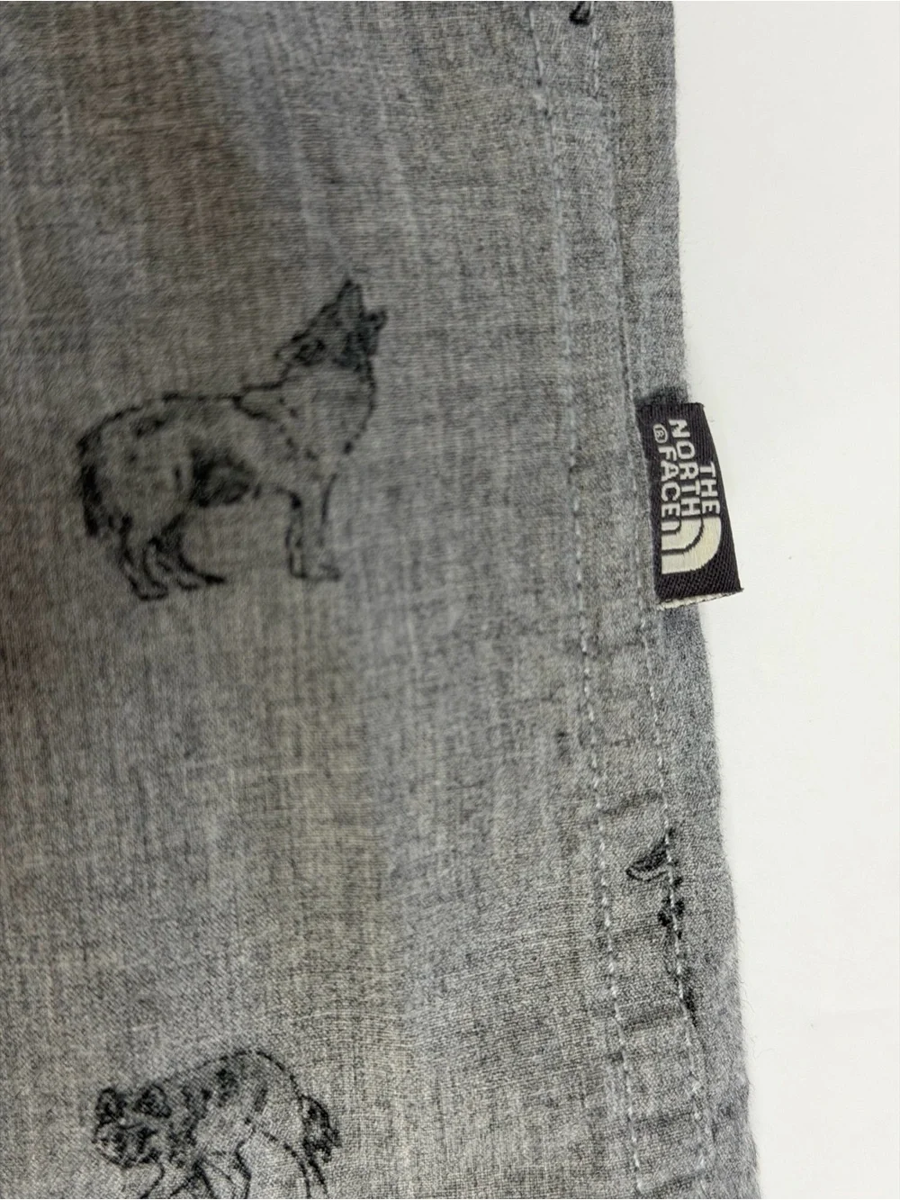 North Face Wolf Button Down Shirt 100% cotton - size Large